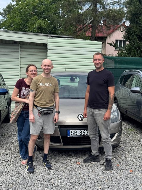 Troje klientów przy Renault na placu