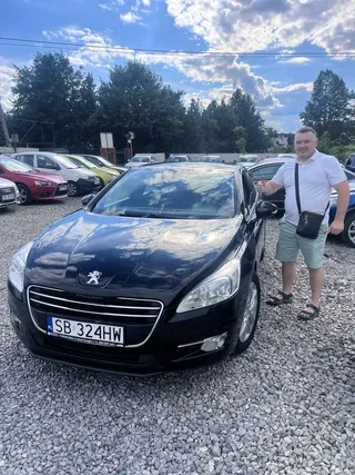 Двоє клієнтів біля чорного Peugeot