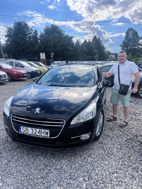 Dwóch klientów przy czarnym Peugeocie