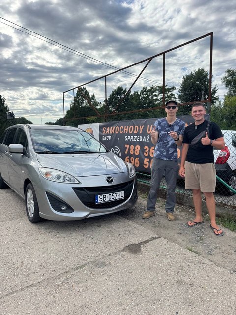 Dwóch klientów przy srebrnym hatchbacku