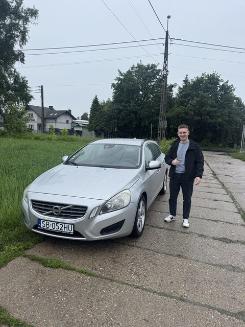 Klient przy srebrnym kombi