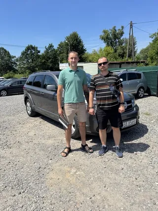 Троє клієнтів біля темного універсала