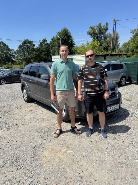 Troje klientów przy ciemnym kombi