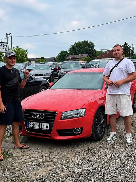 Dwóch klientów przy czerwonym Audi