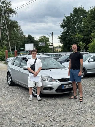 Двоє клієнтів біля сріблястого Ford Focus