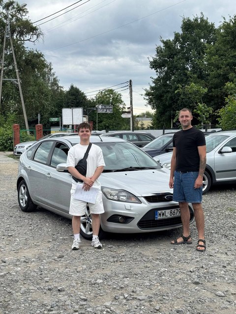 Dwóch klientów przy srebrnym Fordzie Focusie