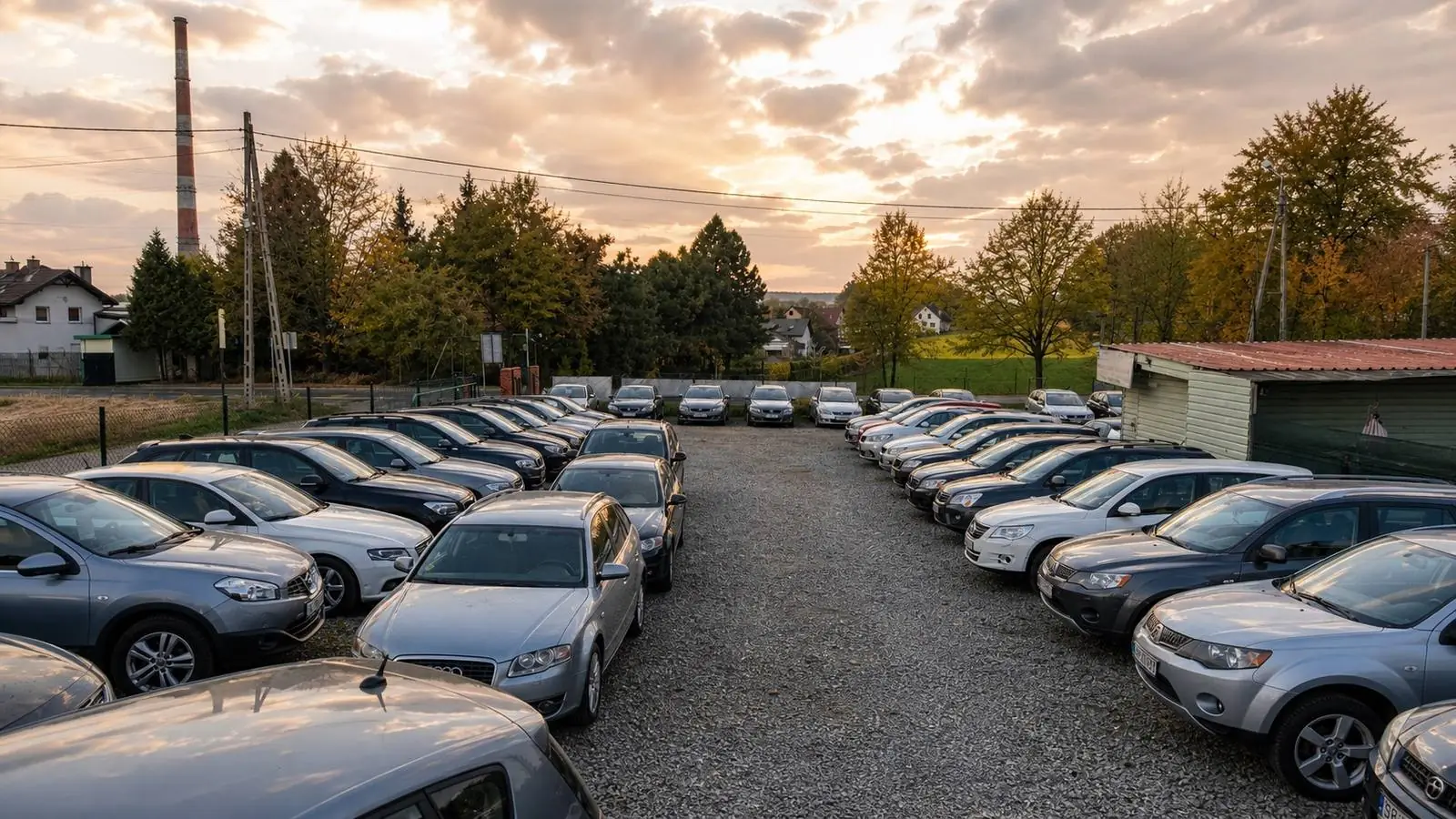 Plac BilDrive w Bielsku-Białej — szeroki widok z wieloma autami w ciepłym wieczornym świetle