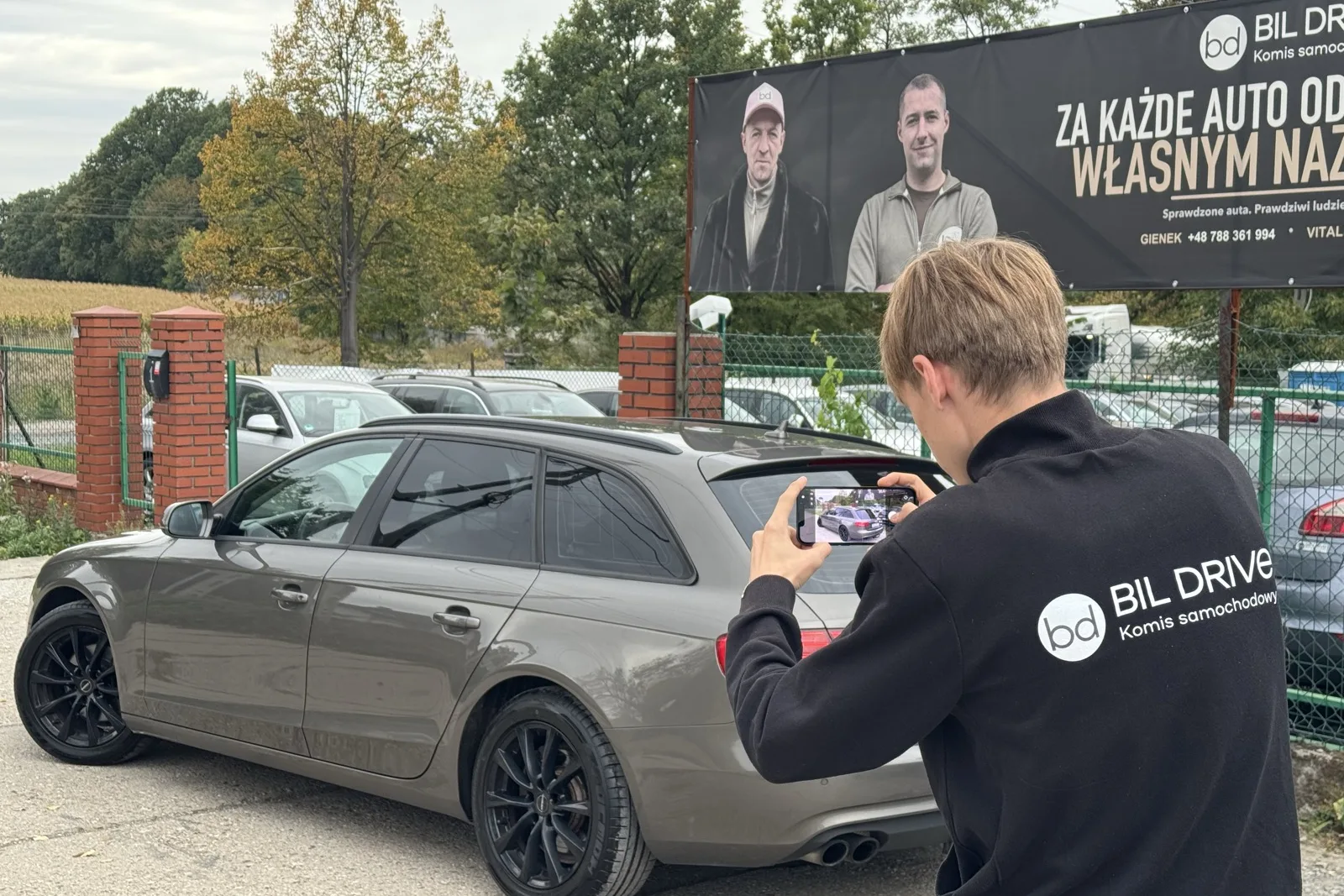 Pracownik BilDrive robi zdjęcia auta do ogłoszenia