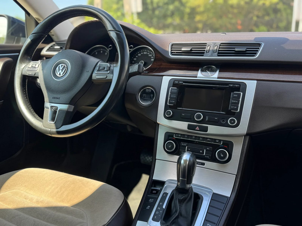 Volkswagen Passat B7 SB261HU-09.webp