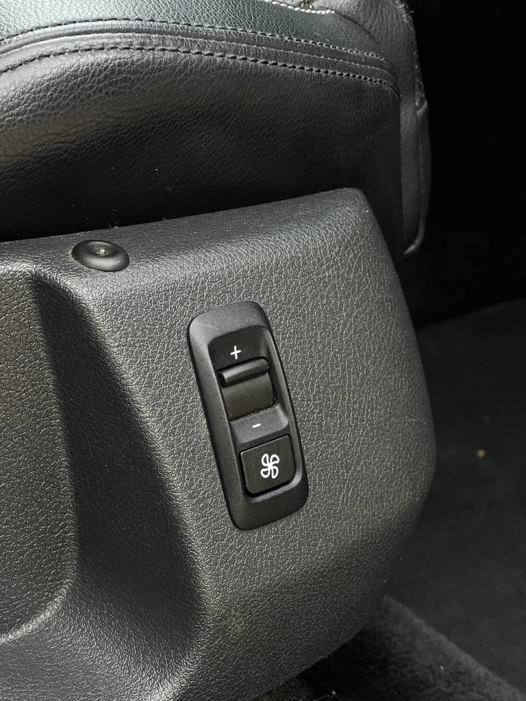 Volkswagen Passat CC SB963HW-04.webp