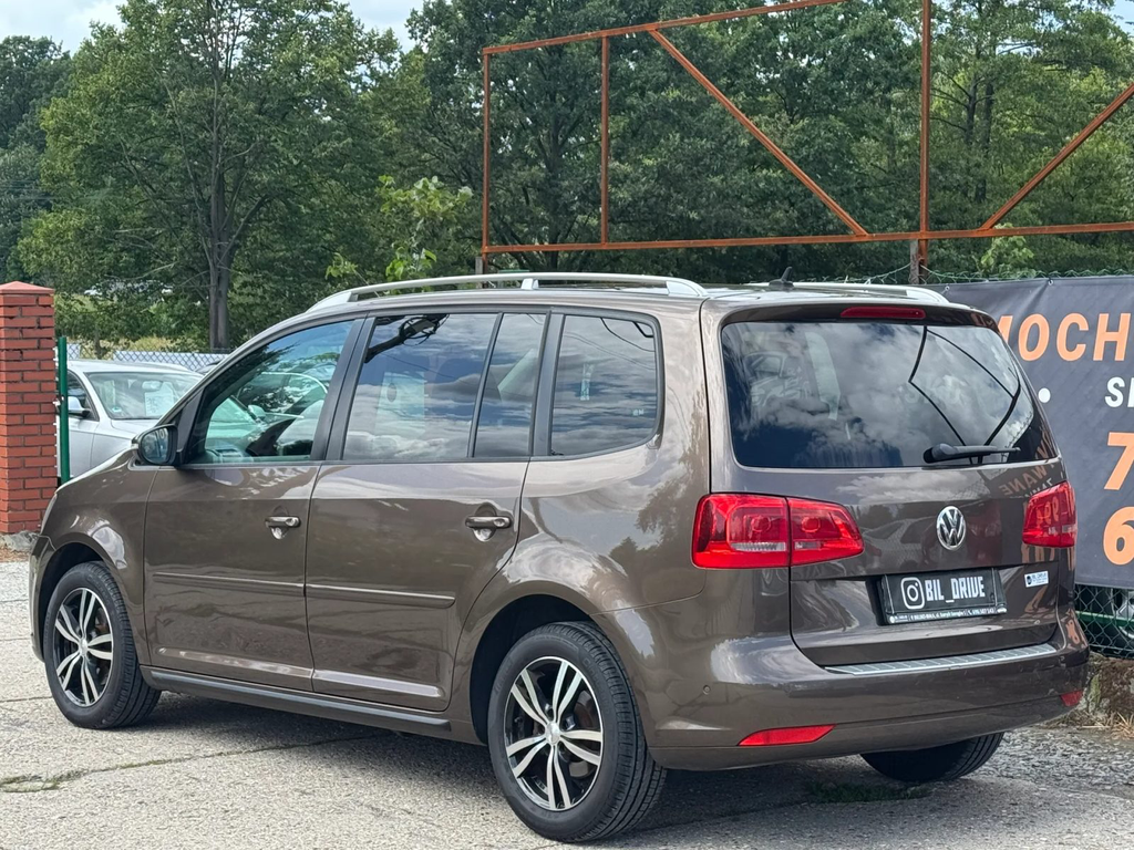 Volkswagen Touran SB049JA-02.webp