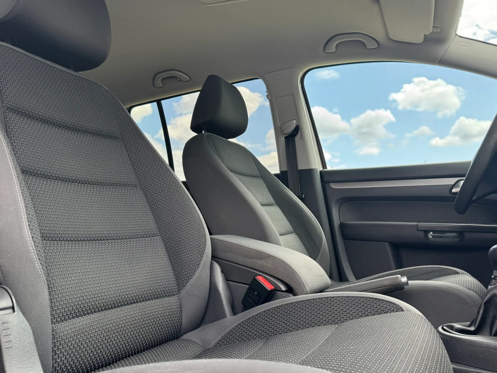 Volkswagen Touran SB049JA-10.webp