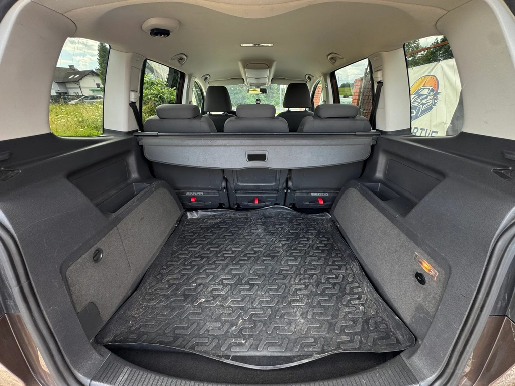 Volkswagen Touran SB049JA-04.webp