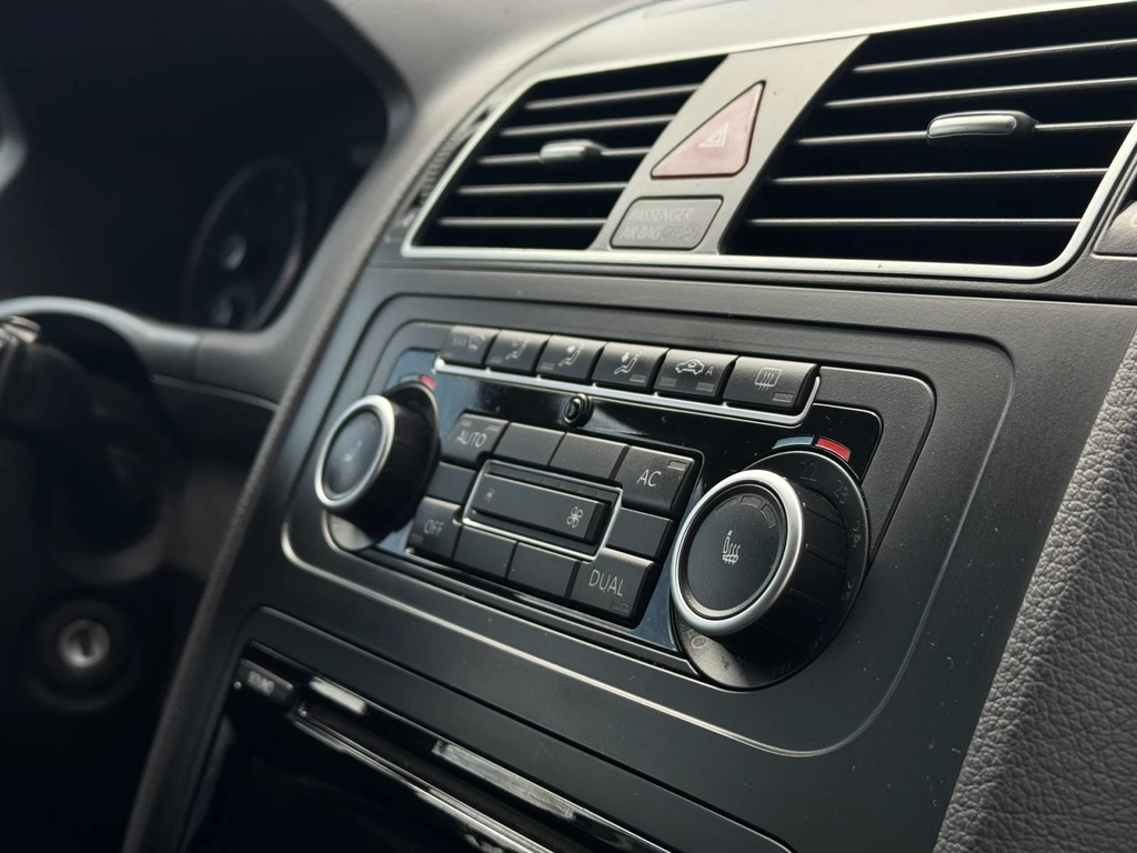 Volkswagen Touran SB049JA-11.webp