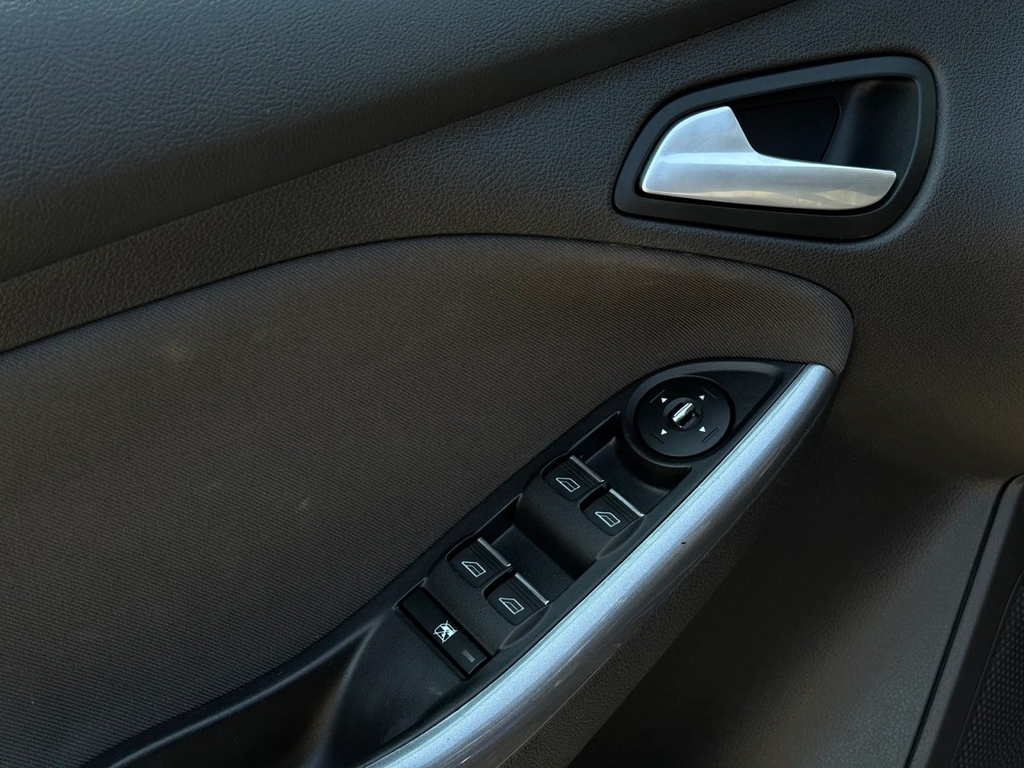 Ford Focus SB813HW-04.webp